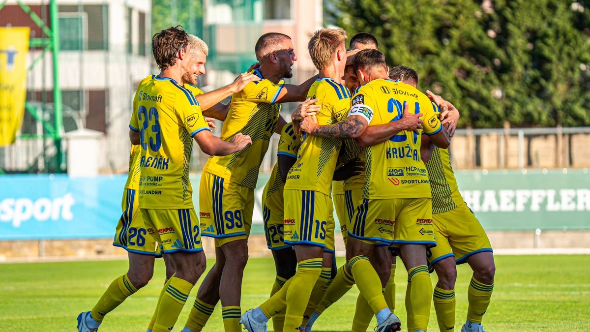 Futbalisti FC Košice oslavujú gól proti MFK Skalica.