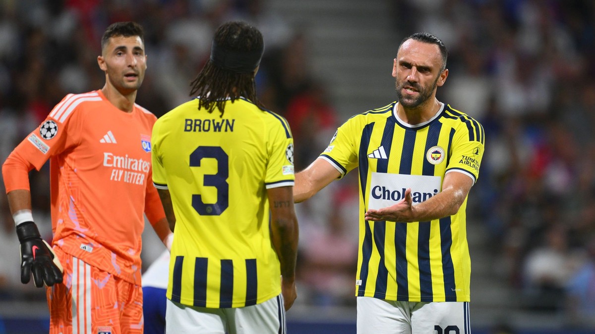 Slovenský brankár Dominik Greif (vľavo) z Olypique Lyon a hráč Vedat Muriqi (19) z Fenerbahce Istanbul počas odvety play off Ligy majstrov vo futbale Olympique Lyon – Fenerbahce Istanbul.