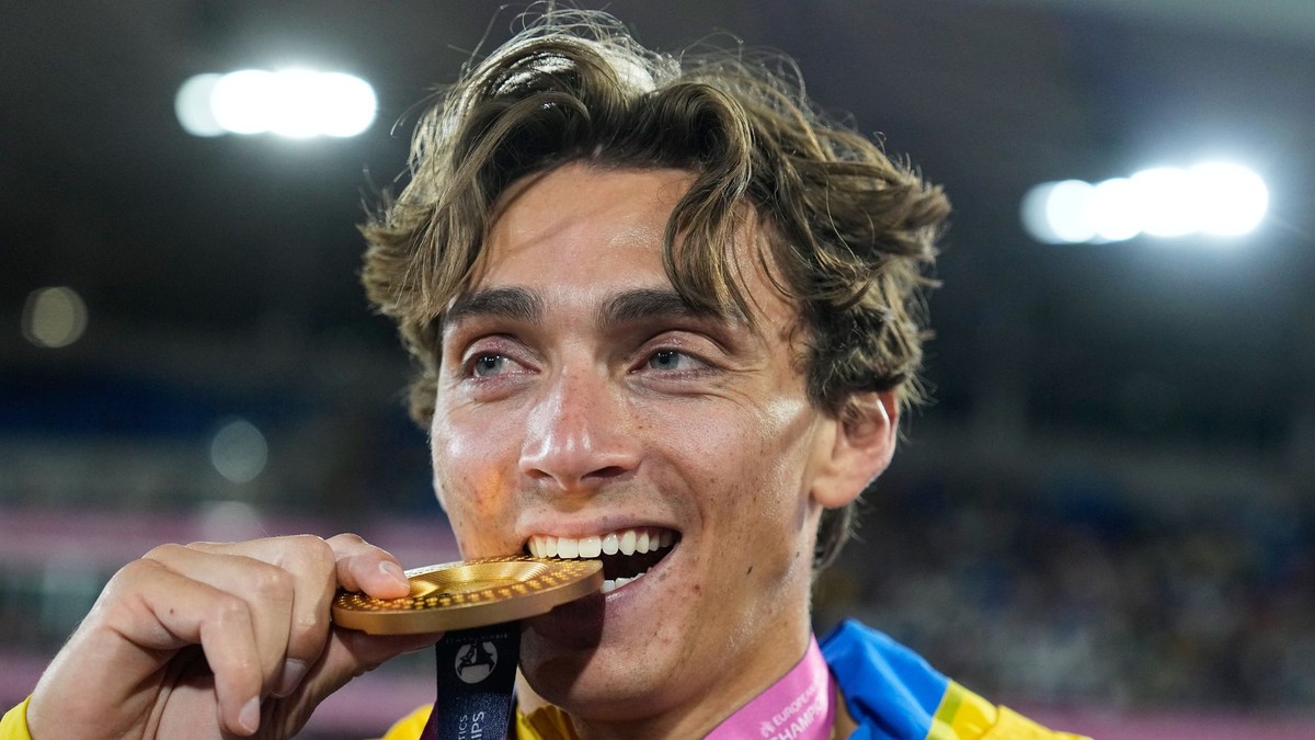Švédsky atlét Armand Duplantis pózuje so zlatou medailou na ME 2026.