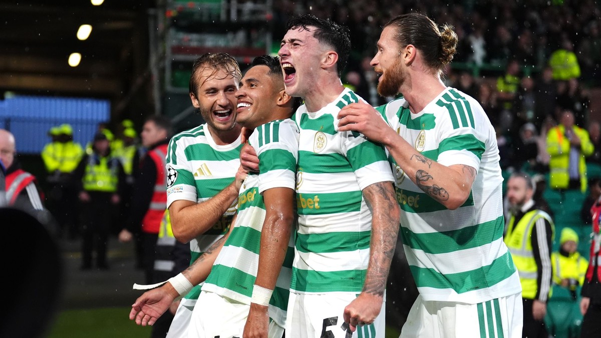 Hráč Celticu Camilo Duran (druhý zľava) oslavuje so spoluhráčmi po tom, ako strelil druhý gól proti LASK-u v prvom zápase play off Ligy majstrov Celtic Glasgow – LASK Linz.