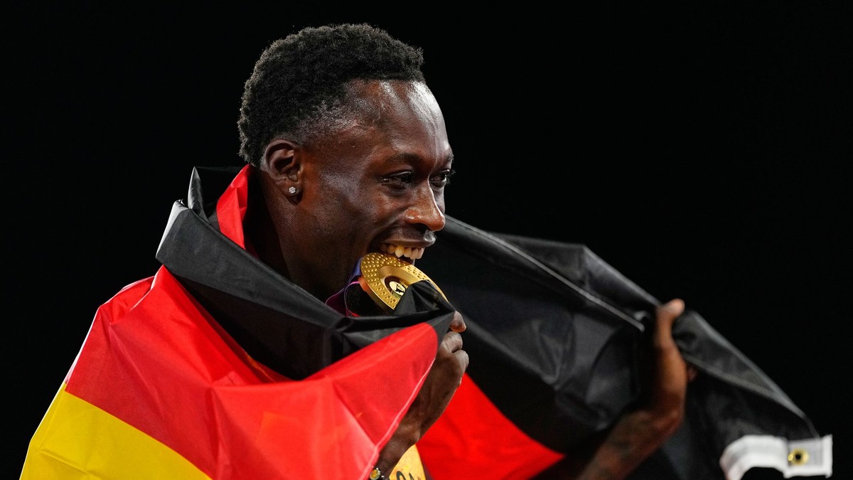 Nemecký atlét Owen Ansah oslavuje so zlatou medailou po jeho víťazstve vo finále v behu na 200 metrov.