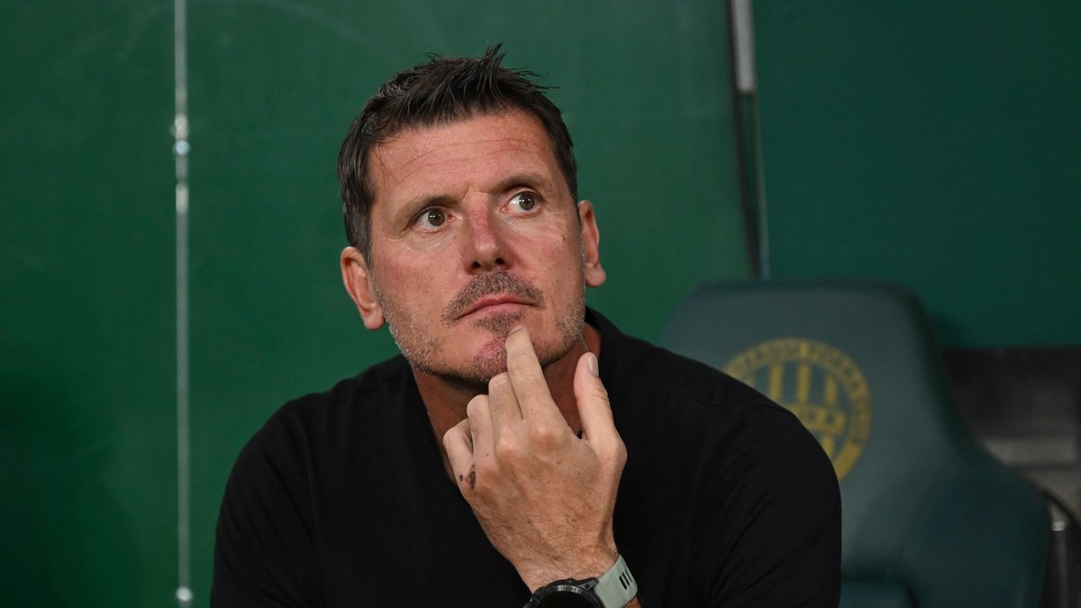 Tréner Balázs Borbély z Ferencvárosu Budapešť pred začiatkom zápasu 3. predkola Európskej ligy Ferencváros Budapešť - Górnik Zabrze.