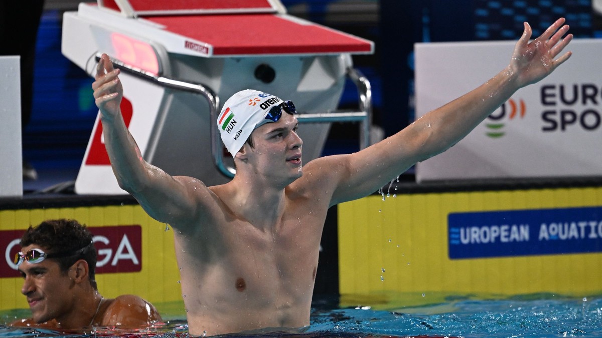 Maďarský plavec Hubert Kós oslavuje triumf na ME 2026.