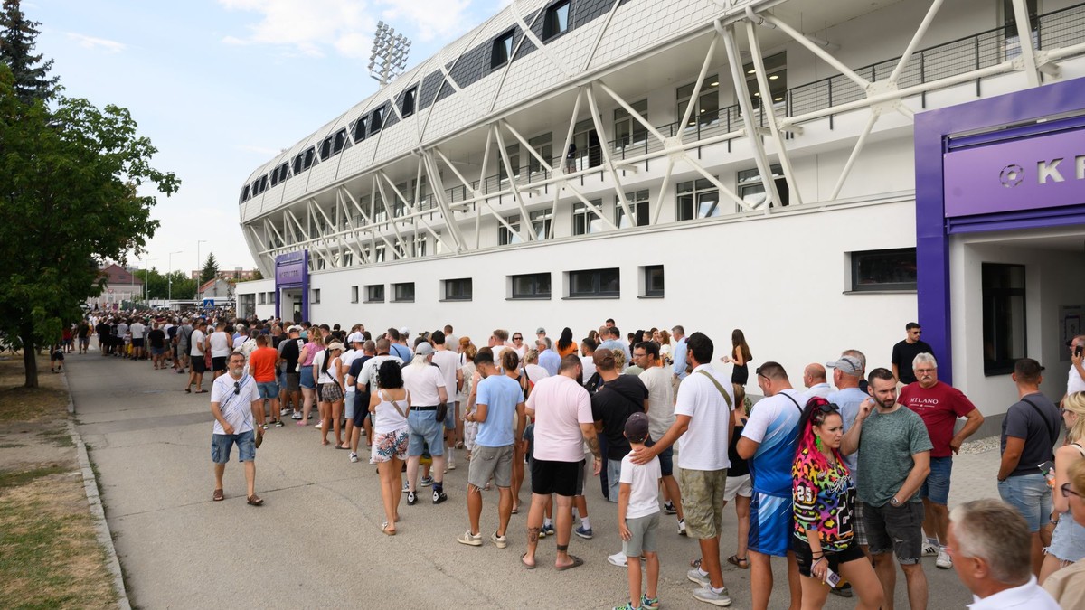 Na snímke fanúšikovia čakajú v radoch pred zápasom 2. kola futbalovej Niké ligy medzi KFC Komárno a FC Spartak Trnava.