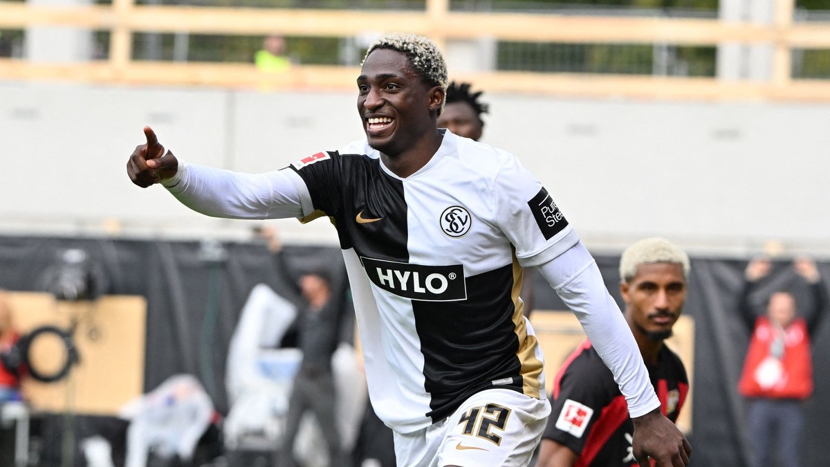 Futbalista Elversbergu David Mokwa.