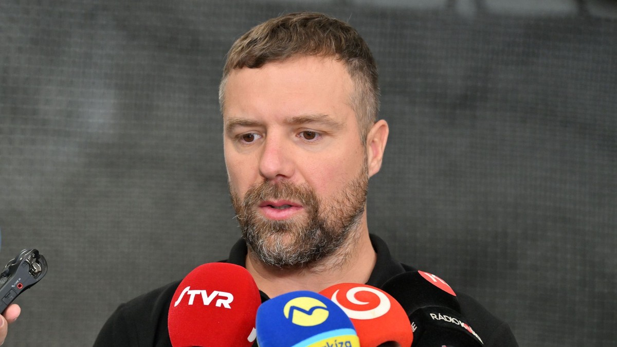 Tréner HK Dukla Michalovce Jakub Ručkay počas mediálneho brífingu hokejistov HK Dukla Michalovce k príprave na novú sezónu.