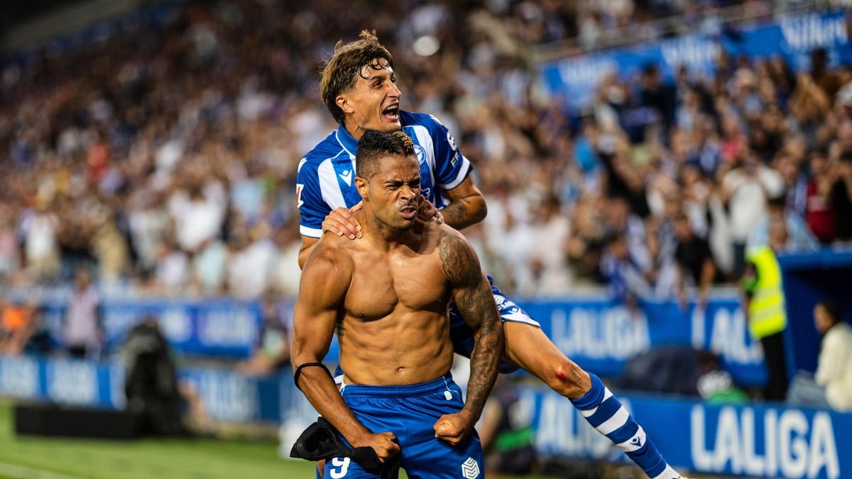 Futbalisti Deportiva Alaves oslavujú gól.