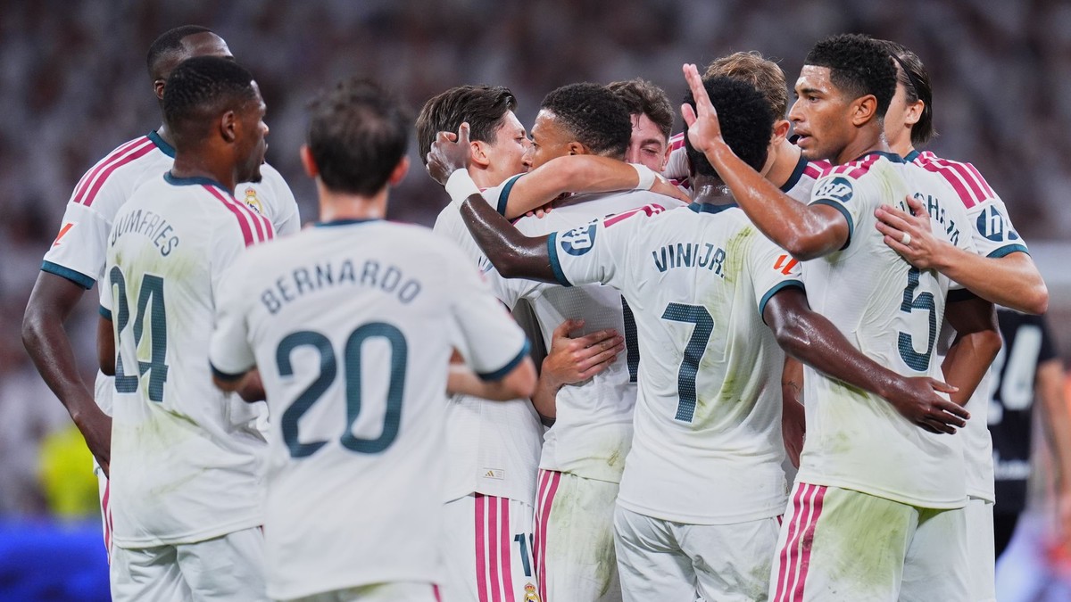 Hráč Realu Madrid Kylian Mbappe (uprostred) sa teší z gólu so spoluhráčmi počas dohrávky 1. kola španielskej La Ligy Real Madrid - Real Sociedad.