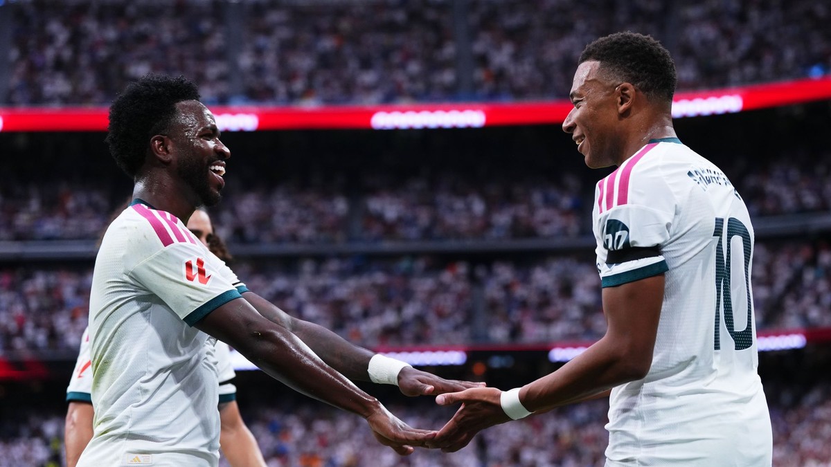 Kylian Mbappé z Realu Madrid (vpravo) oslavuje s Viníciusom Júniorom z Realu Madrid po tom, čo strelil tretí gól svojho tímu.