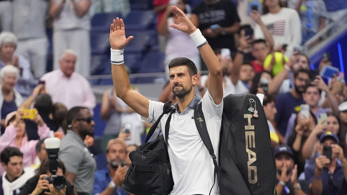 Novak Djokovič odchádza z kurtu po prehre v 1. kole US Open 2026.