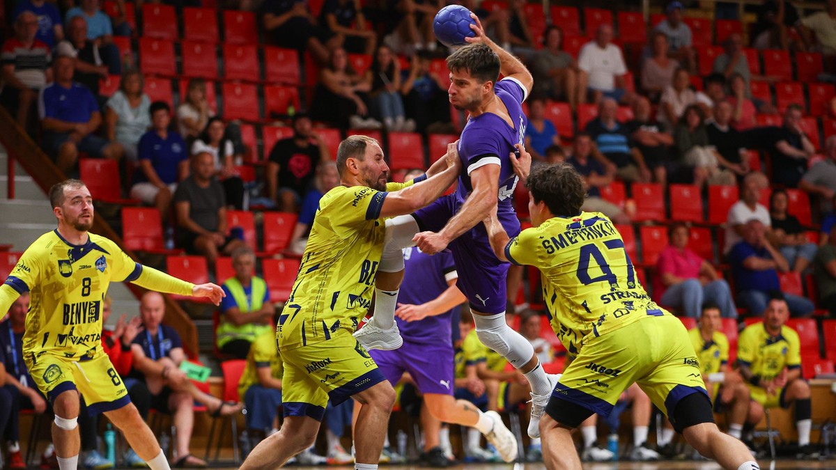 Na snímke zľava Šimon Michniewicz (Bojnice), Mykola Melnyk (Bojnice), Marek Jankovič (Hlohovec) a Tomáš Smetánka (Bojnice) bojujú o loptu.