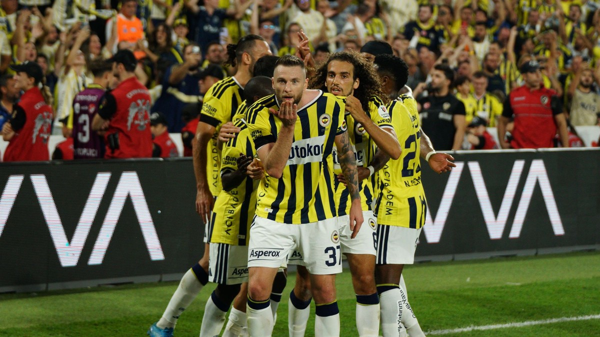Milan Škriniar oslavuje gól.