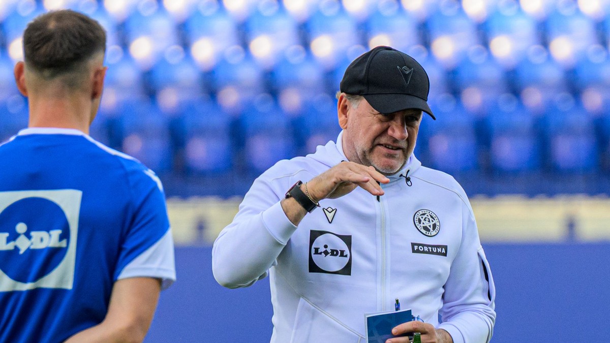 Tréner slovenskej futbalovej reprezentácie Vladimír Weiss starší.