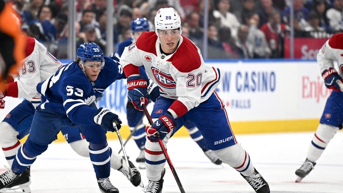 Juraj Slafkovský s pukom na hokejke v prvom zápase novej sezóny NHL. 
