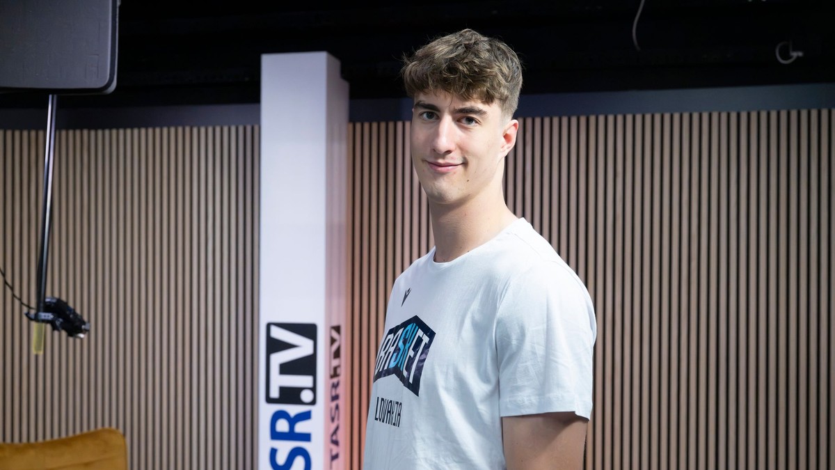 Basketbalista Sebastian Rančík pózuje.