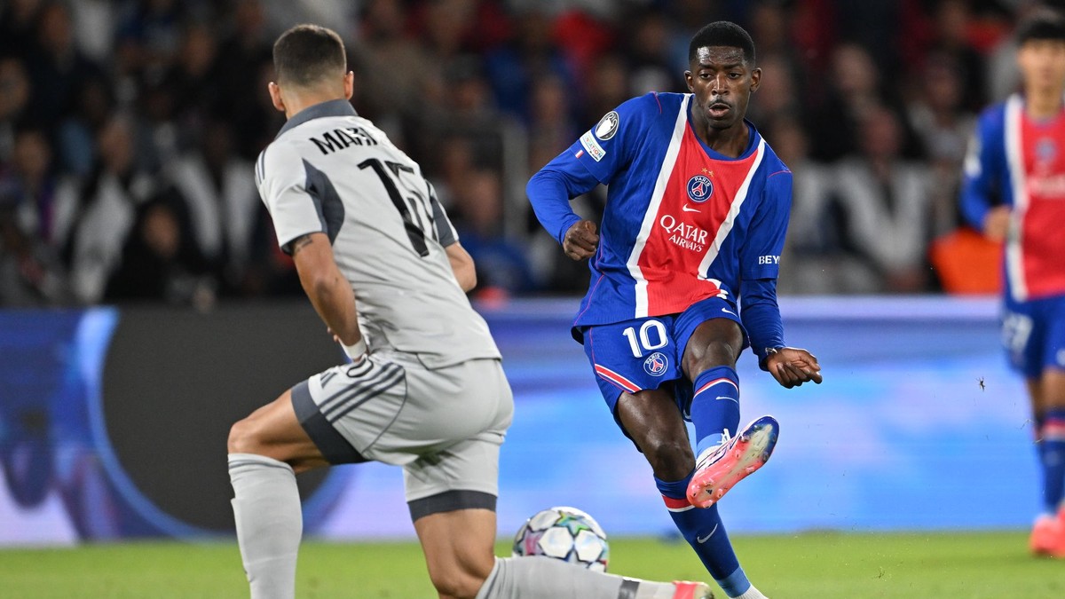 Hráč ŠK Slovan Bratislava Svetozar Markovič (vľavo) a hráč Paríža St. Germain Ousmane Dembélé