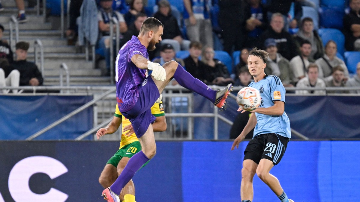 Na snímke vľavo brankár Dávid Šípoš (Žilina) a vpravo Alexej Maroš (Slovan).