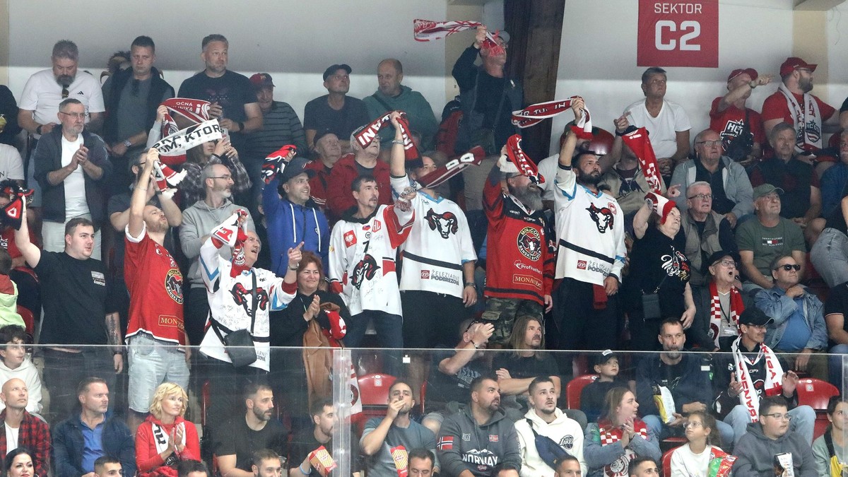 Na snímke fanúšikovia Banskej Bystrice počas zápasu 1. kola Tipsport ligy HC ‘05 TAM Banská Bystrica - HKM Zvolen.