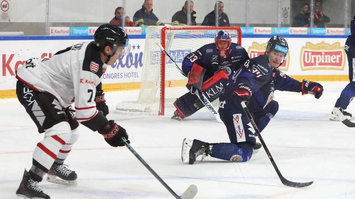 Na snímke zľava Eric Lucas (Banská Bystrica) a Gienni Fairborother (Zvolen) počas zápasu Tipsport ligy HC ‘05 TAM Banská Bystrica - HKM Zvolen.