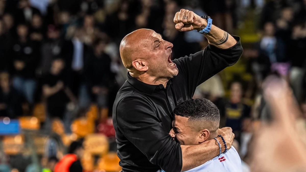 Adrián Guľa oslavuje s hráčmi Rigy