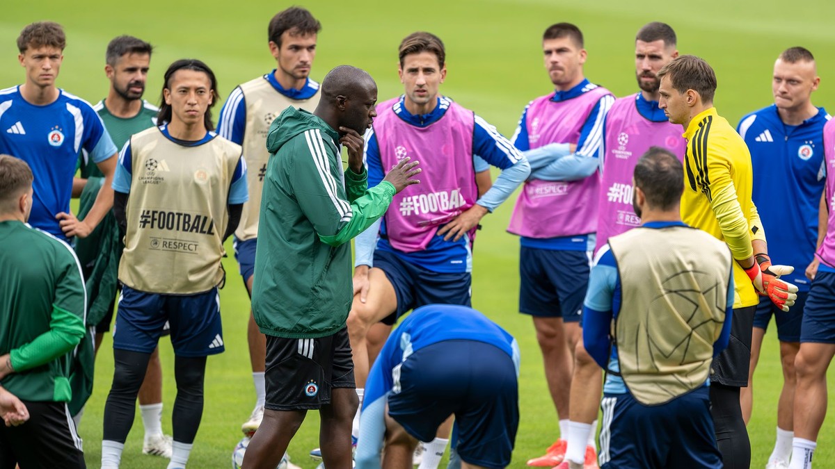 Na snímke uprostred tréner ŠK Slovan Bratislava Yaya Touré počas tréningu pred stredajším zápasom 1. kola ligovej fázy Ligy majstrov proti Parížu St. Germain.
