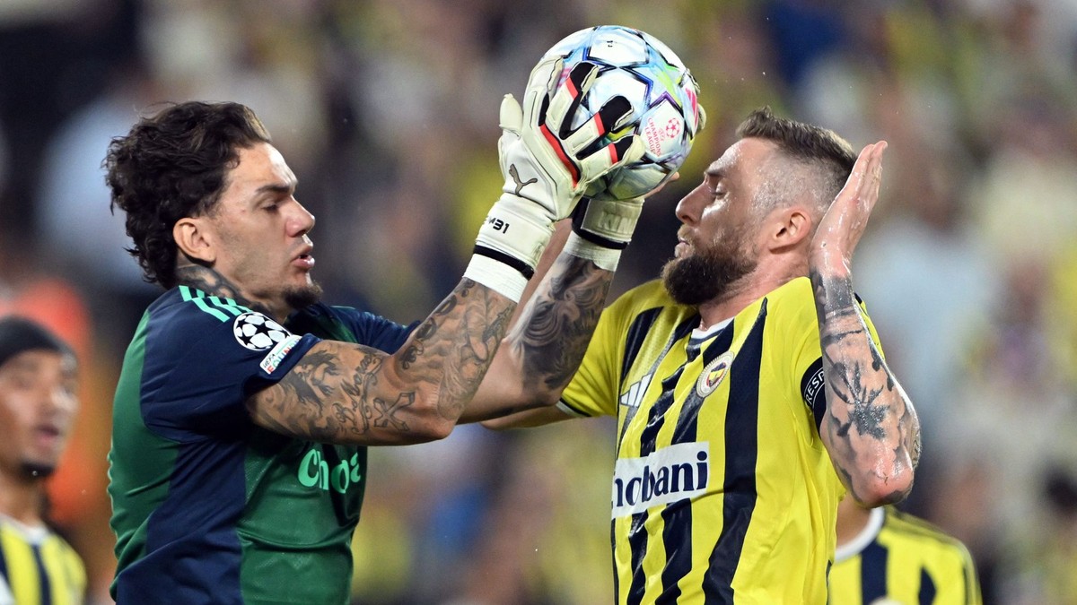 Na snímke slovenský futbalista a kapitán Fenerbahce Istanbul Milan Škriniar (vpravo) a brankár Fenerbahce Ederson Moraes.