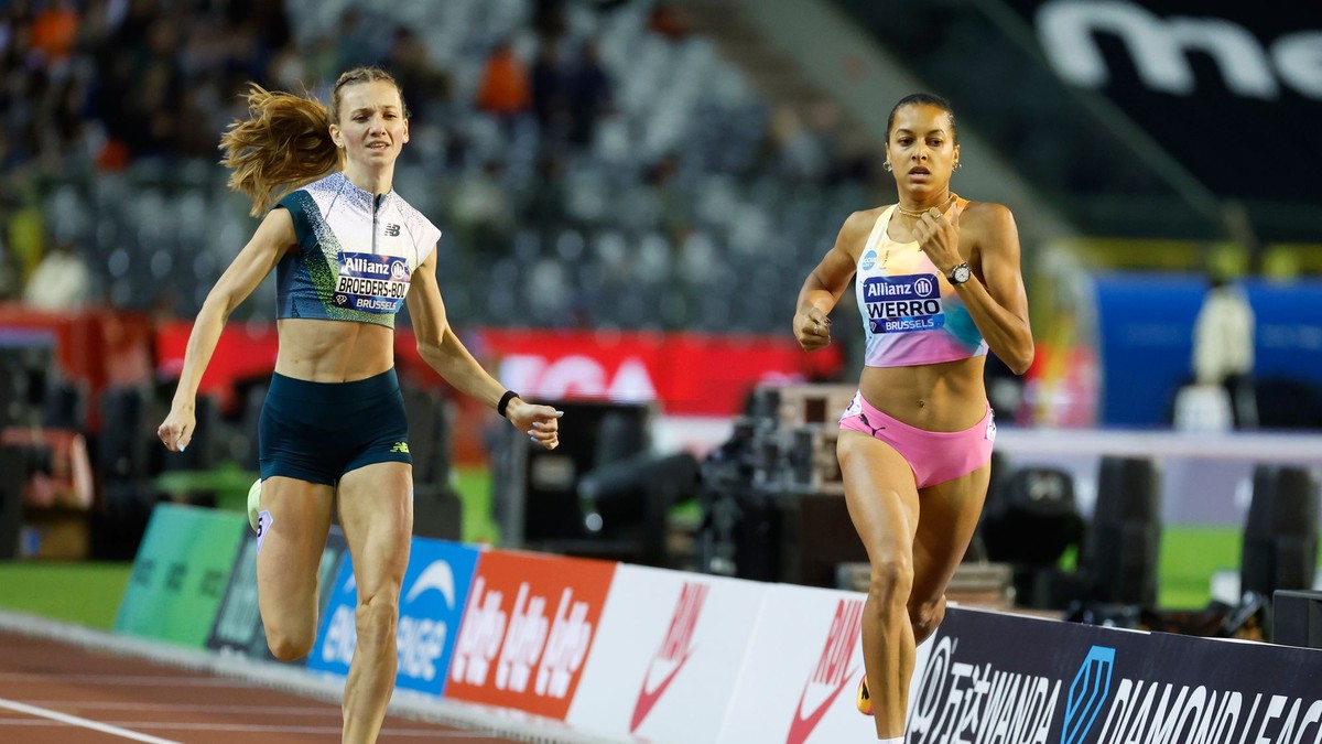 Švajčiarka Audrey Werrová (vpravo) a Holanďanka Femke Broedersová-Bolová v behu žien na 800 metrov na atletickom mítingu Diamantovej ligy v Bruseli.