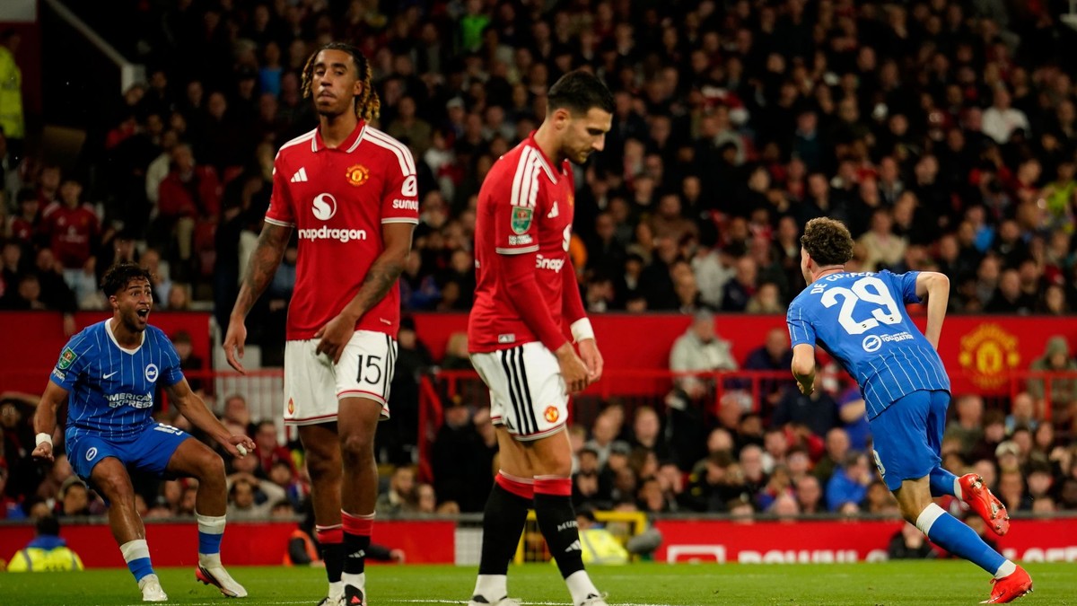 Vzadu Maxim De Cuyper oslavuje gól, vpredu sklamaní hráči Manchestru United.