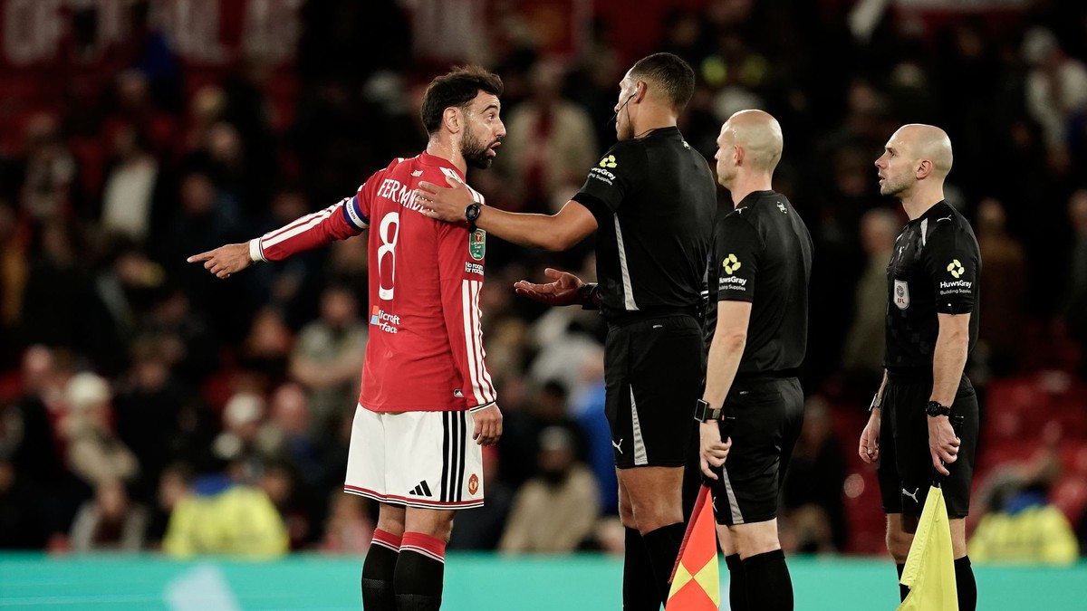 Bruno Fernandes v komunikácii s rozhodcami.