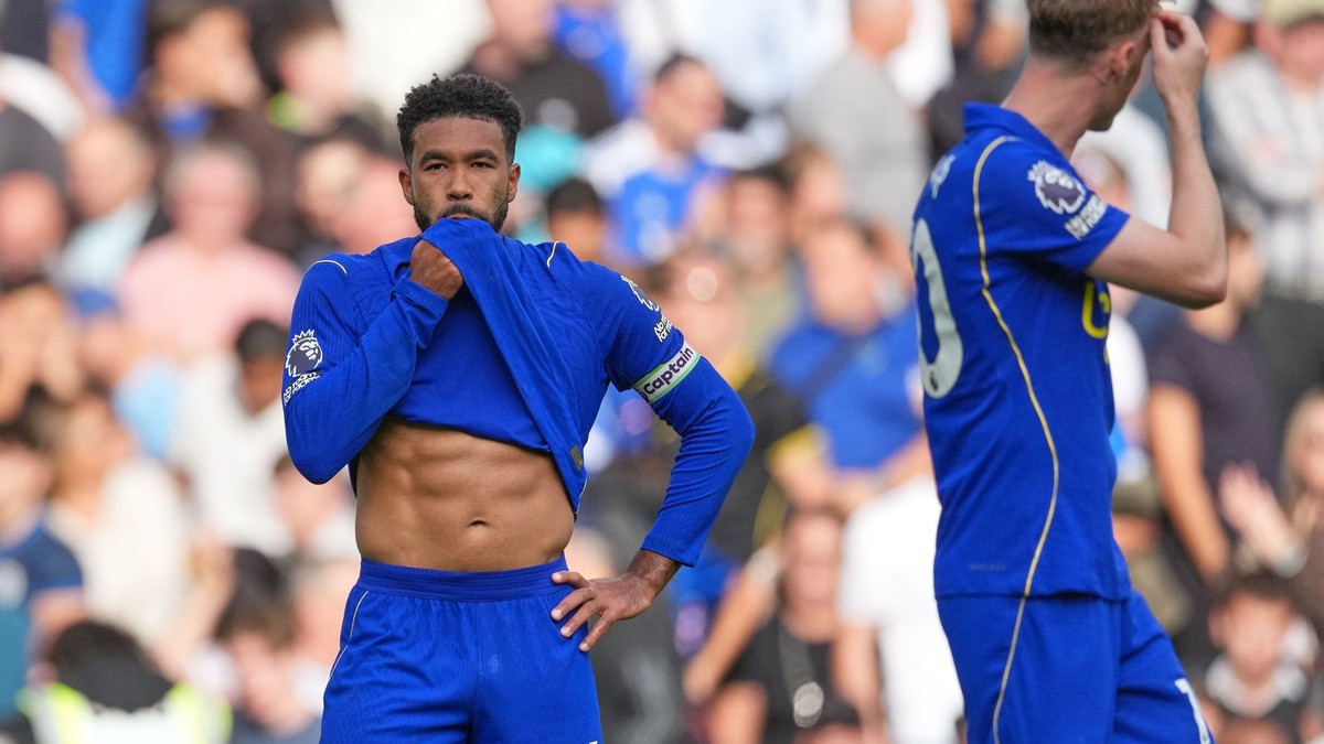 Smutný kapitán Chelsea Reece James po remíze s Hull City.