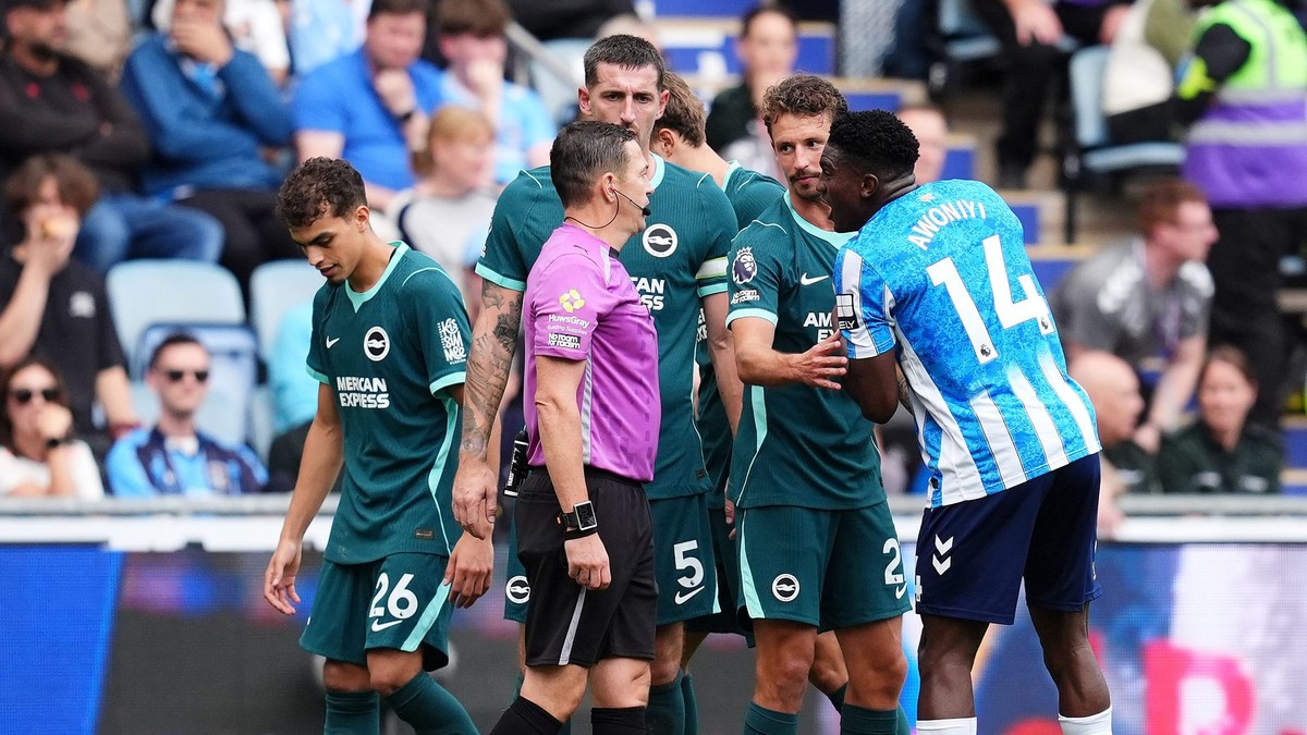 Taiwo Awoniyi vidí červenú kartu počas zápasu Coventry - Brighton.