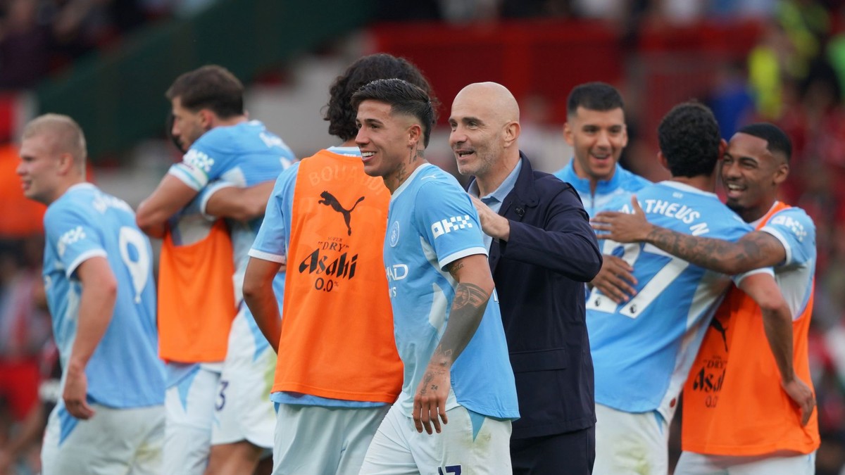 Tréner Enzo Maresca so svojimi hráčmi oslavuje triumf nad Manchestrom United.