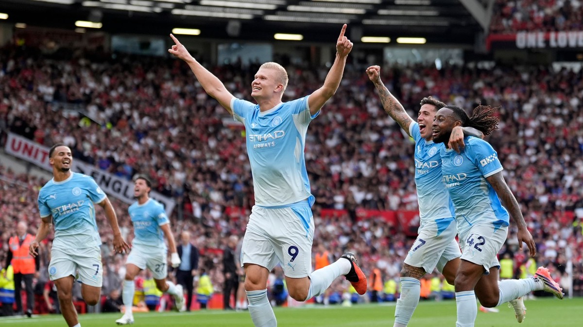 Hráč Manchesteru City Erling Haaland (uprostred) oslavuje po tom, ako skóroval v zápase 4. kola anglickej Premier League Manchester United - Manchester City.