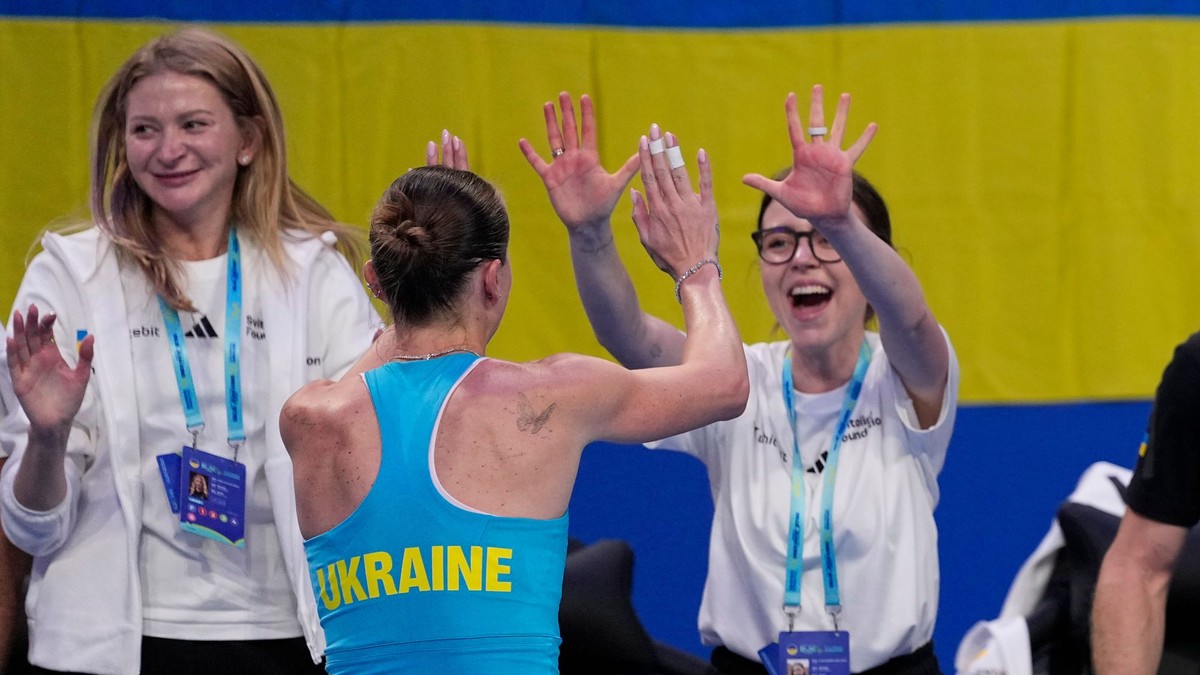 Jelena Svitolinová oslavuje postup Ukrajiny do finále Pohára Billie Jean Kingovej.