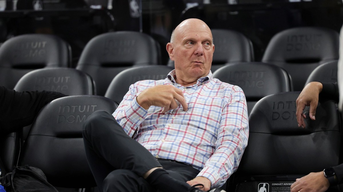 Na archívnej snímke z 13. marca 2026 majiteľ amerického basketbalového klubu NBA Los Angeles Clippers Steve Ballmer.