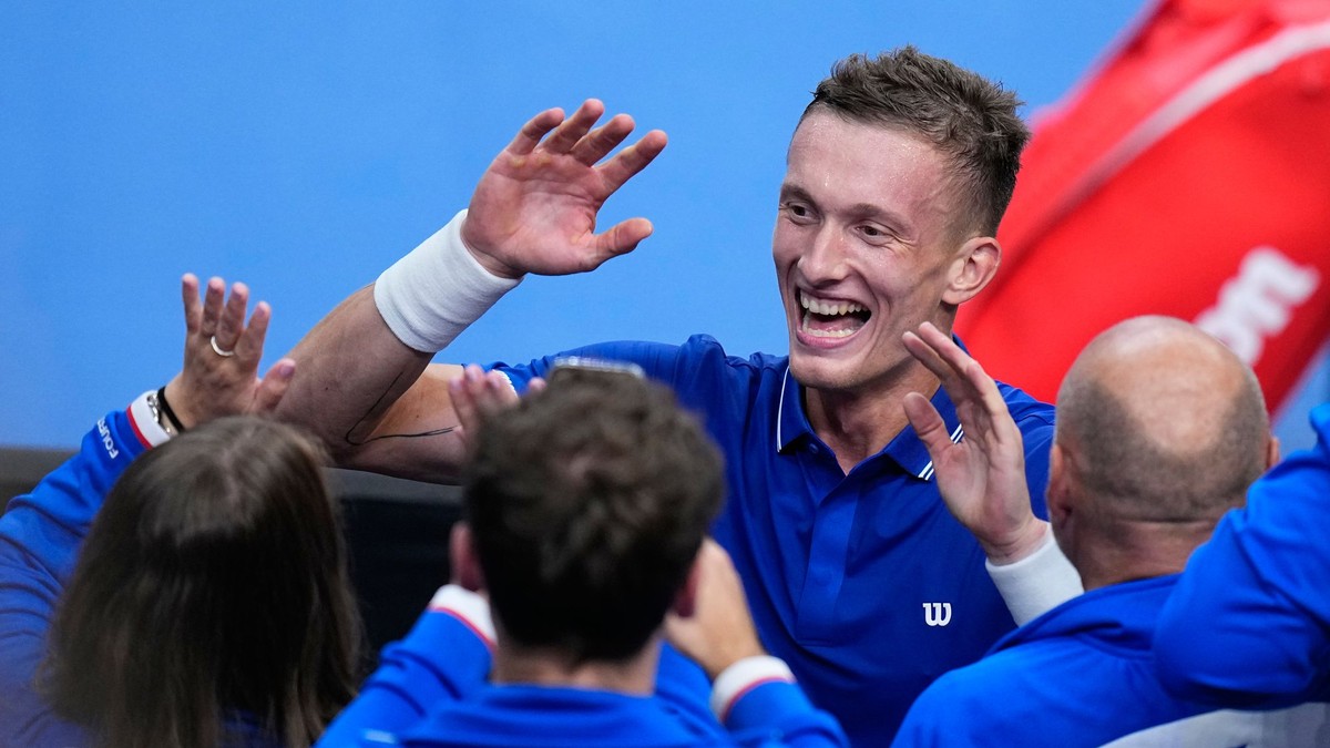 Jiří Lehečka oslavuje víťazstvo nad Benom Sheltonom. 