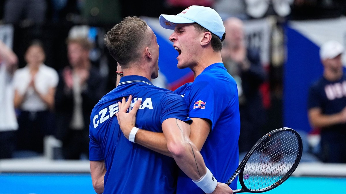 Jiří Lehečka a Jakub Menšík oslavujú postup Česka.
