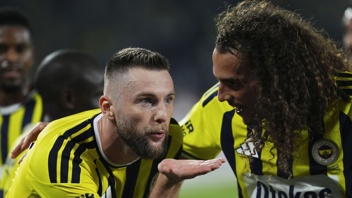 Slovenský futbalista Milan Škriniar (vľavo) z Fenerbahce sa teší z gólu.