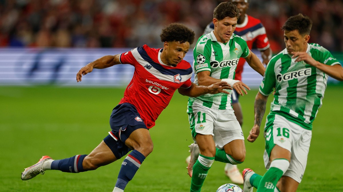 Momentka zo zápasu Betis - Lille.