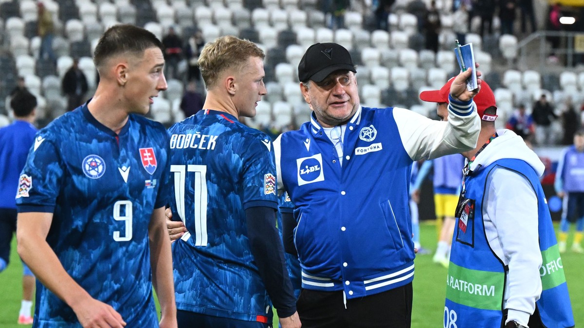 Hráči Slovenska zľava Róbert Boženík, Tomáš Bobček a tréner Slovenska Vladimír Weiss st. diskutujú po zápase C-divízie Ligy národov vo futbale Slovensko - Kazachstan.