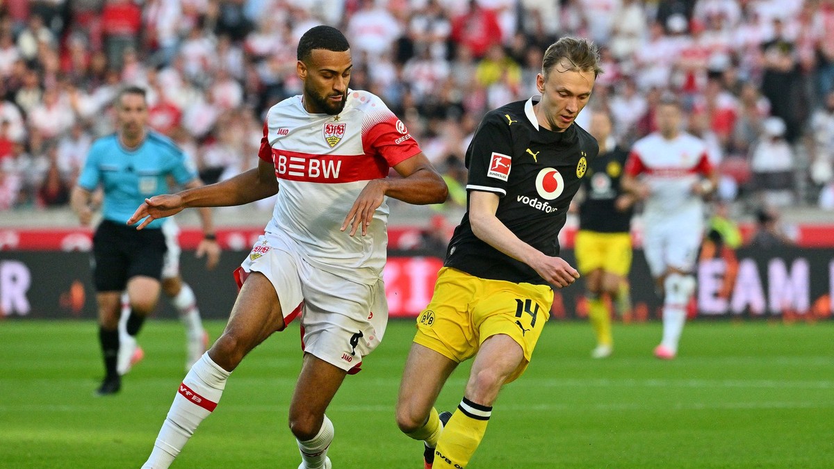 Na snímke hráč Stuttgartu Josha Vagnoman (vľavo) a hráč Borussie Dortmund Maximilian Beier bojujú o loptu.