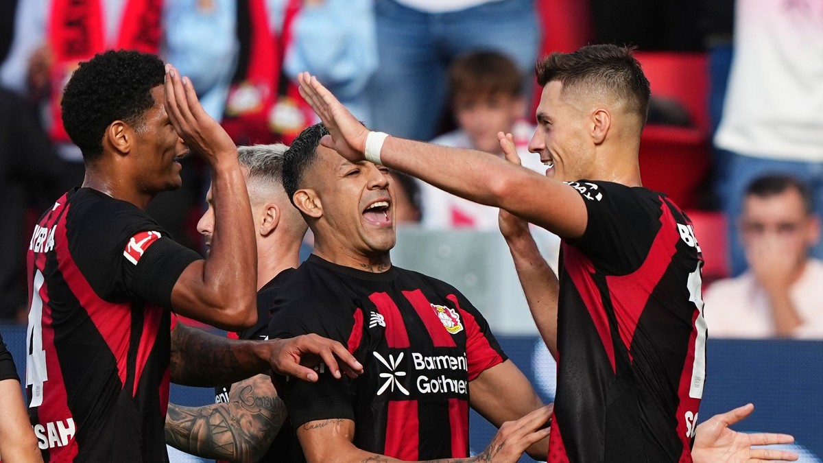 Leverkusen oslavuje gól. 