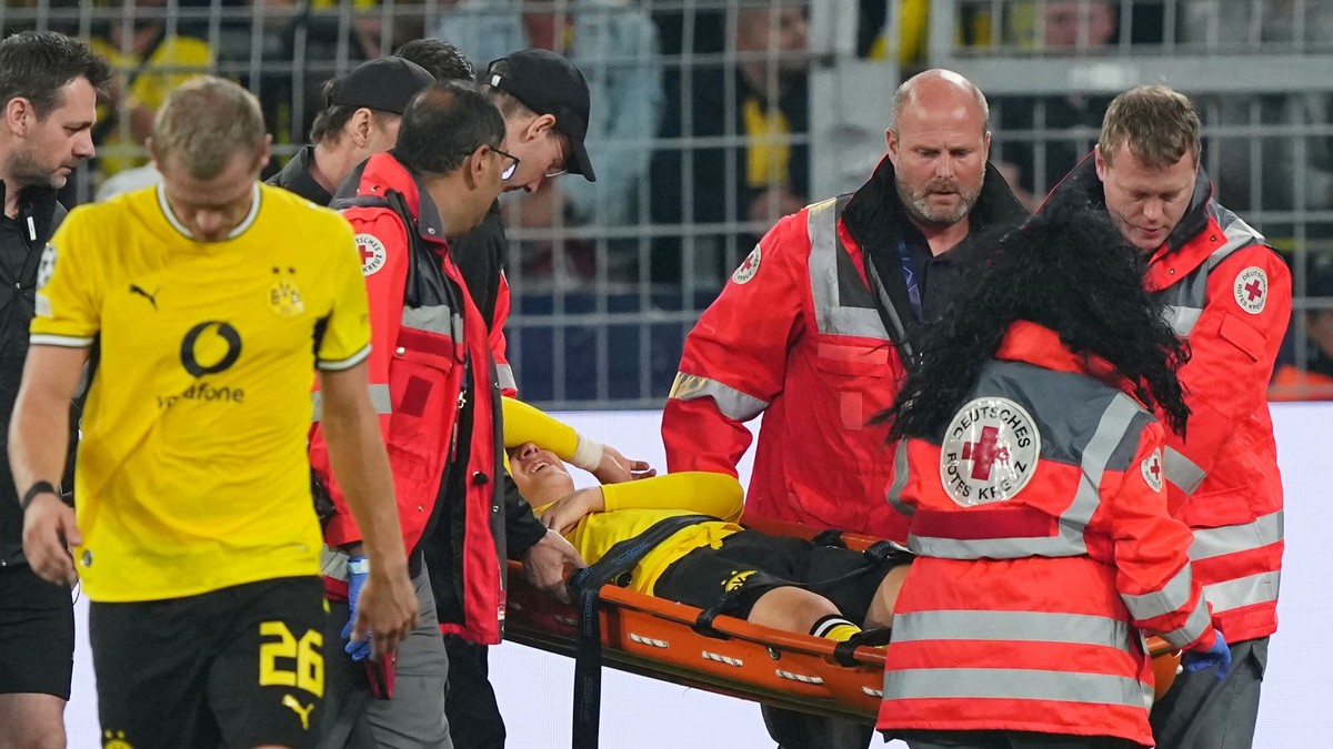 Hráča Dortmundu Konstantinosa Karetsasa odnášajú na nosidlách počas zápasu 1. kola ligovej fázy Ligy majstrov Borussia Dortmund – CF Villarreal.
