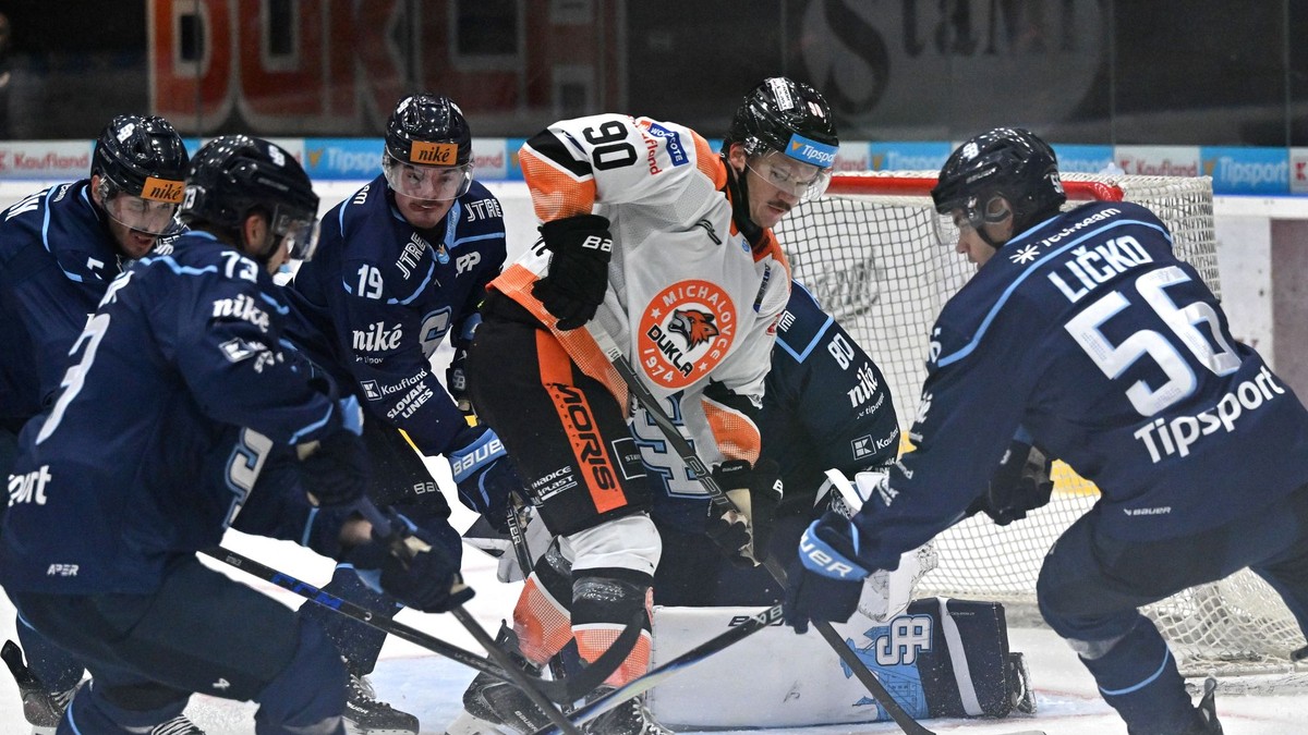 Na snímke druhý sprava Matthew Boucher (Michalovce) v obkľúčení hráčov Slovana v zápase 2. kola hokejovej Tipsport ligy HK Dukla Michalovce - HC Slovan Bratislava.