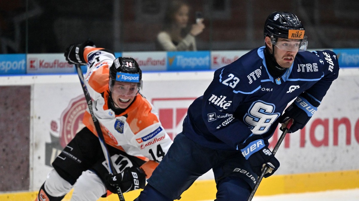 Oliver Turan (Slovan) a Dominik Kišš (Michalovce) bojujú o puk v zápase 2. kola hokejovej Tipsport ligy HK Dukla Michalovce - HC Slovan Bratislava.