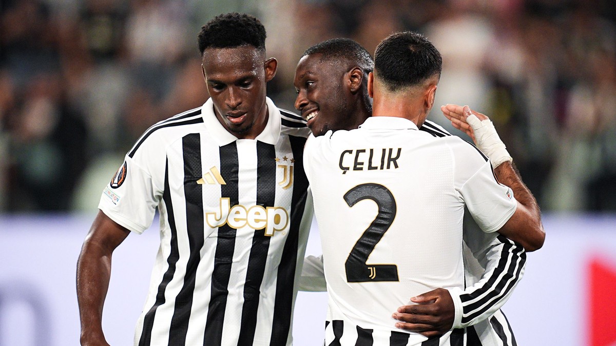 Hráč Juventusu Turín Zeki Celik (vpravo) sa teší z gólu so spoluhráčmi počas zápasu 1. kola ligovej fázy Európskej ligy Juventus Turín – NEC Nijmegen.