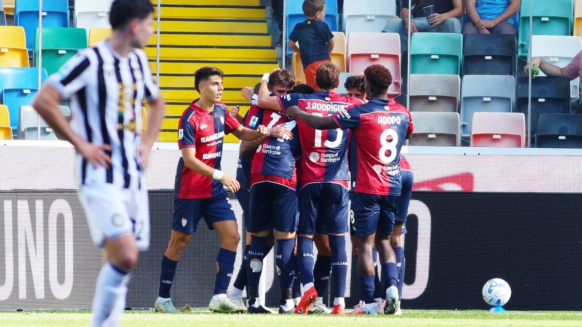 Futbalisti Cagliari aj s Obertom oslavujú gól.