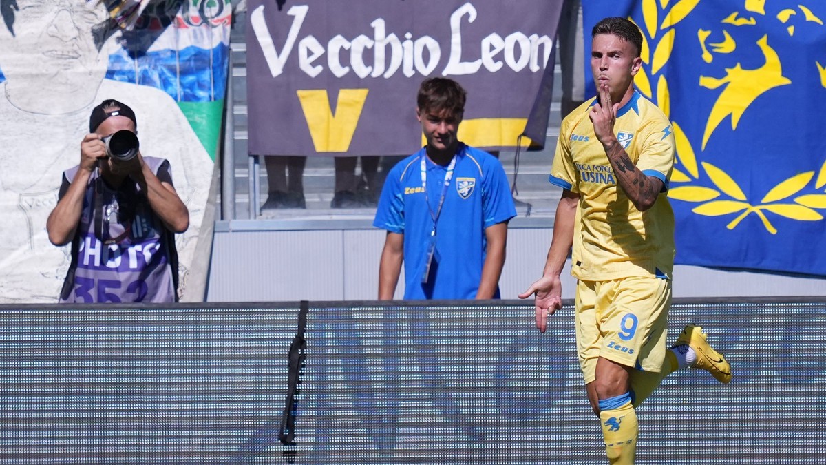 Hráč Antonio Raimondo z Frosinone sa teší z gólu počas zápasu 3. kola talianskej Serie A Frosinone Calcio - Benátky FC.