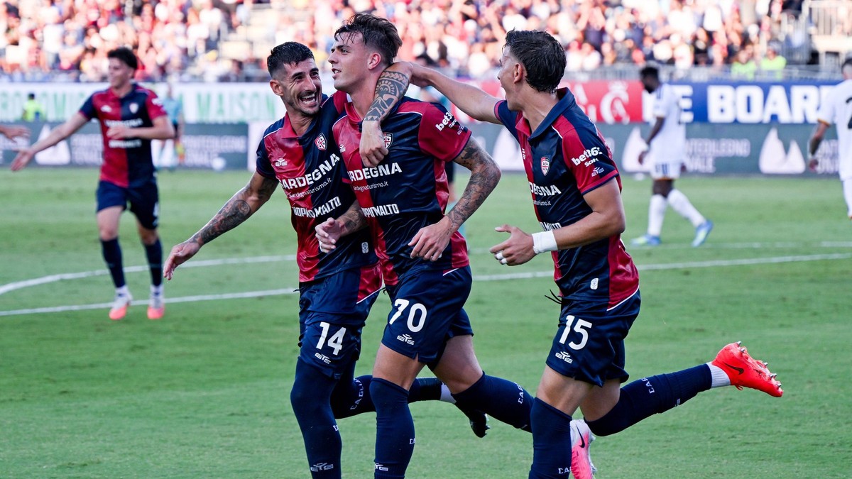 Hráč Cagliari Daniel Maldini (uprostred) oslavuje so spoluhráčmi.