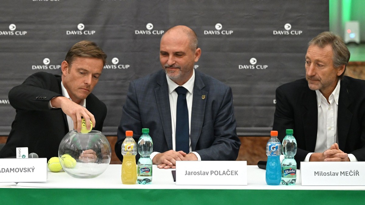 Na snímke zľava hlavný rozhodca turnaja Jiří Adamovský, primátor mesta Košice Jaroslav Polaček a prezident Slovenského tenisového zväzu Miloslav Mečíř počas žrebu zápasu I. svetovej skupiny Davisovho pohára tenistov Slovensko - Grécko.